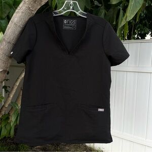 FIGS Casma Pocket Scrub Top Black V-Neck Technical Collection .